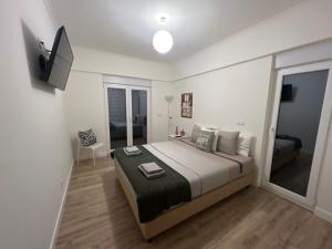 1 dormitorio con 1 cama y TV en Modern Double Room with Private Balcony en Montijo