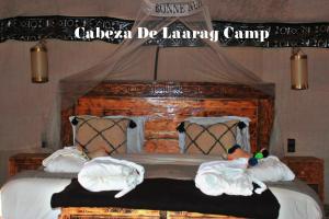 Un dormitorio con una cama con dos personas. en Cabeza De Laarag Camp, en Lac Yasmins