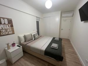Habitación blanca con cama y mesita de noche en Modern Double Room with Private Balcony en Montijo