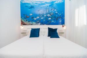 1 dormitorio con 2 camas y un cuadro en la pared en Marinero, en La Restinga