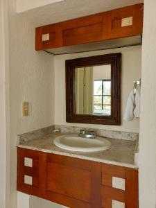 La salle de bains est pourvue d'un lavabo et d'un miroir. dans l'établissement HOTEL TORRE MARINA, à Monte Gordo
