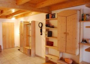 um quarto com prateleiras de madeira e um relógio na parede em Fanzögna 25 em Celerina