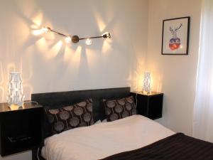 1 dormitorio con 1 cama con 2 luces en la pared en Appartement Les Gets, 2 pièces, 4 personnes - FR-1-623-294, en Les Gets