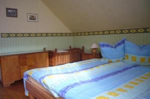 um quarto com uma cama grande com almofadas azuis e amarelas em Ferienhaus Buschle em Tettnang