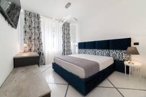 una camera con letto king-size di Apartments Hotel Real Suite Napoli Chiaia Mergellina a Napoli