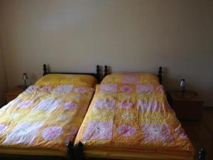 - 2 lits installés l'un à côté de l'autre dans une chambre dans l'établissement Ferienwohnung Mätzli, à Vitznau