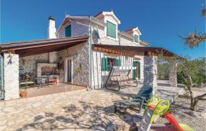 una casa in pietra con patio e camino di Amazing Home In Lozovac With Kitchen a Lozovac