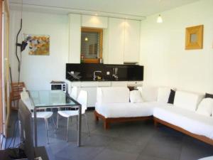 een woonkamer met een bank en een tafel bij La Montanella 7 in Maloja