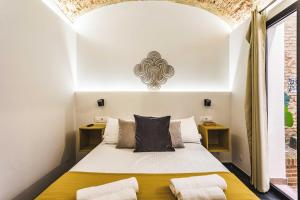 Ένα ή περισσότερα κρεβάτια σε δωμάτιο στο Apartamentos Cáceres Central Suites "Torres de Cáceres"