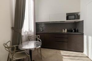 A kitchen or kitchenette at Mysuiteshome Apartments