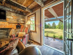 TV a/nebo společenská místnost v ubytování 1786 Farm Cottage Honeymoon Suite Renovated 2022