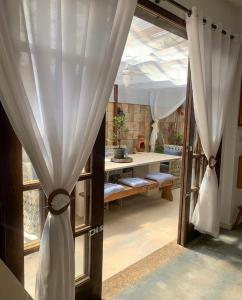 um quarto com uma porta aberta com uma cortina branca em Estaleiro Casa Hotel no Balneário Camboriú
