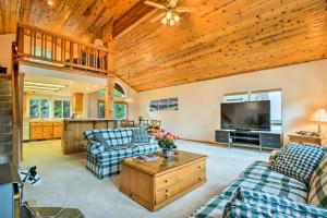 Una sala de estar con dos sofás y un televisor de pantalla plana. en Hot Tub Access, Near Skiing Tahoe Donner Cabin, en Truckee