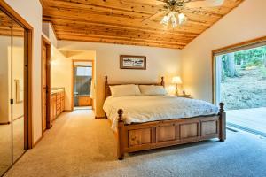Un dormitorio con una cama y un ventilador de techo. en Hot Tub Access, Near Skiing Tahoe Donner Cabin, en Truckee