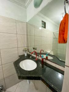 ein Badezimmer mit einem Waschbecken und einer Badewanne in der Unterkunft Casa no Sítio in Guaramiranga