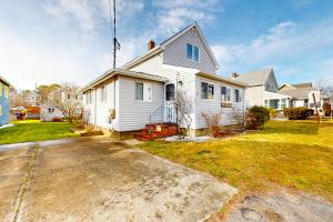 una casa blanca con entrada en un patio en Swift Beach House, en Wareham