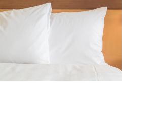 Una cama con sábanas blancas y almohadas. en Holiday Inn Express and Suites Tampa I-75 at Bruce B. Downs, an IHG Hotel, en Tampa