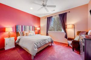 Dormitorio rojo con cama y ventana en Sedona Sunbeam, en Sedona