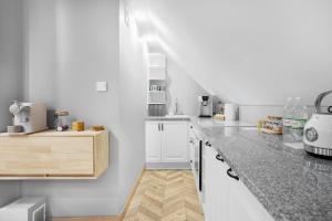 Kuchyňa alebo kuchynka v ubytovaní Apartament z sauną i jacuzzi na wyłączność - Sikorówka - Dobre Miejsce