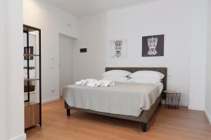 um quarto com uma cama com duas toalhas em Civicocento Charming Rooms em Catânia