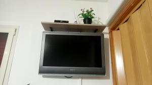 Televízia a/alebo spoločenská miestnosť v ubytovaní la casa di enzo