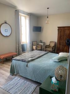 Un dormitorio con una cama grande y una ventana en Aux portes des iles, en Saint-Just
