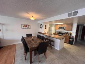 eine Küche und ein Esszimmer mit Tisch und Stühlen in der Unterkunft Magical 3 Bed Condo at Sweetwater Club in Kissimmee