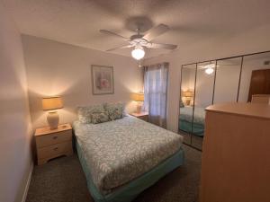 ein Schlafzimmer mit einem Bett und einem Deckenventilator in der Unterkunft Magical 3 Bed Condo at Sweetwater Club in Kissimmee + 13 Fotos