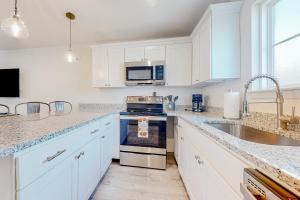 Kuchyň nebo kuchyňský kout v ubytování Rehoboth Beach House --- 20494 Coastal Highway Unit #3