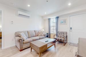 Posezení v ubytování Rehoboth Beach House --- 20494 Coastal Highway Unit #3