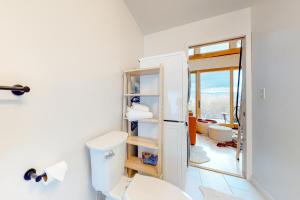 baño con aseo y ventana en The Alpine Outlook, en Londonderry
