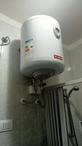 - un réservoir d'eau dans l'angle de la salle de bains dans l'établissement la casa di enzo, à Campomarino