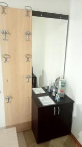- un bureau avec un bureau noir et un miroir dans l'établissement la casa di enzo, à Campomarino