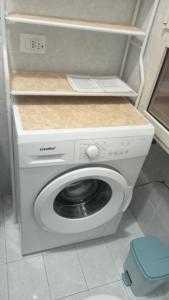 - un lave-linge avec un comptoir dans l'établissement la casa di enzo, à Campomarino