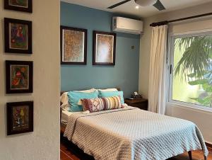 - une chambre avec un lit et une fenêtre dans l'établissement The Mermaid and The Pearl Boutique B&B, à Isla Mujeres