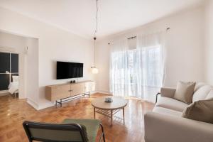 sala de estar con sofá y TV en Coral Apartment by Olala Homes, en Cascais