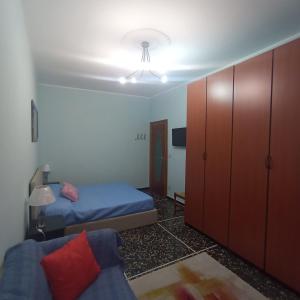 a bedroom with a bed and a cupboard and a bed at Appartamento Bergamo in Laigueglia +8 photos