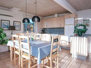 - une cuisine et une salle à manger avec une table et des chaises dans l'établissement Comfortable Holiday Home in B rkop with Terrace, à Børkop