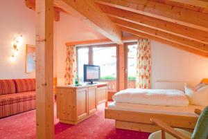 Hotel Tirol Fiss 4Sterne Superior客房内的一张或多张床位