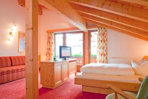 Een bed of bedden in een kamer bij Hotel Tirol Fiss