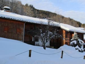 萊熱的住宿－Studio Les Gets, 1 pièce, 4 personnes - FR-1-623-54，雪覆盖的房屋,有栅栏