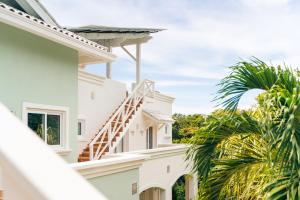Rõdu või terrass majutusasutuses Blue Roatan Resort