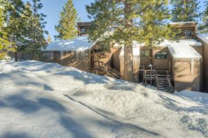 una pila de nieve delante de una casa en Rocky Revival, en Truckee
