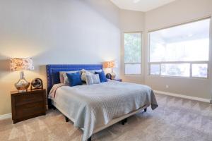Un dormitorio con una cama azul y una ventana. en Usery Mountain Oasis, en Mesa 34 fotos más