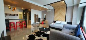 een woonkamer met een bank en een tafel en een keuken bij ARTE+ Jalan Ampang in Kuala Lumpur