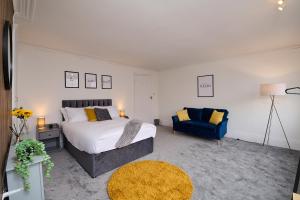 una camera con letto e sedia blu di Spacious 3 Bedroom Apartment- Crouch End a Londra