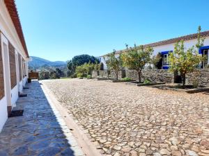uma rua de calçada em frente a um edifício em Naturarte Campo - Duna Parque Resorts & Hotels em São Luis