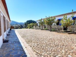 una calle adoquinada frente a un edificio en Naturarte Campo - Duna Parque Group, en São Luis