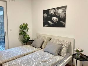 1 dormitorio con 1 cama y una foto en la pared en Premium Apartment with Terrace, A/C, FREE WiFi and NETFLIX en Viena