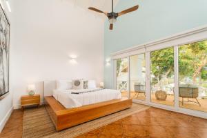 Postel nebo postele na pokoji v ubytování Blue Roatan Resort + 37 fotografií